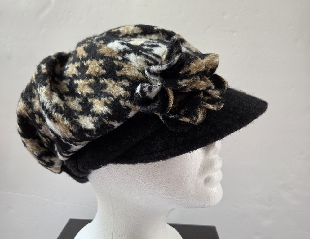 Creativa Italy 100% Wool Houndstooth Newsboy Cloche Hat Black Brim Flower Detail